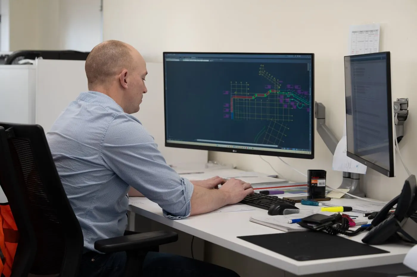 Scheduler working on a steel detailing drawing on screen